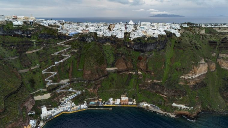 Le vieux port et la ville de Fira, sur l'île grecque de Santorin, le 4 février 2025 ( AFP / Aris MESSINIS )