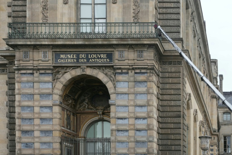 Un monte-charge utilisé lors d'un cambriolage au musée du Louvre, le 19 octobre 2025 à Paris ( AFP / Dimitar DILKOFF )