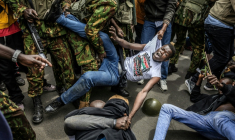 Un manifestant est arrêté par des policiers devant les bâtiments du Parlement, le 25 juin 2026 à Nairobi ( AFP / Luis TATO )