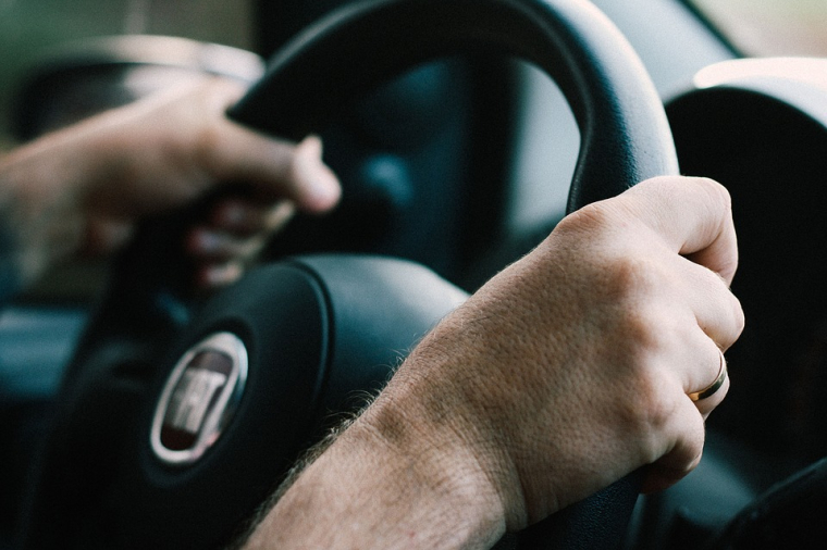 Victime d'escroquerie et d'usurpation d'identité, un homme a reçu des amendes pour des délits routiers alors qu'il se déplace en fauteuil roulant et qu'il ne possède pas de voiture. Illustration. (Pexels / Pixabay)