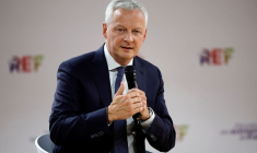 Photo d'archives du ministre français de l'Économie et des finances Bruno Le Maire prononçant un discours lors du forum d'été du syndicat MEDEF