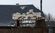 Une maison endommagée par des rafales de vent à Cousolre, près de Maubeuge, dans le Nord, le 17 février 2026 ( AFP / Sameer AL-DOUMY )