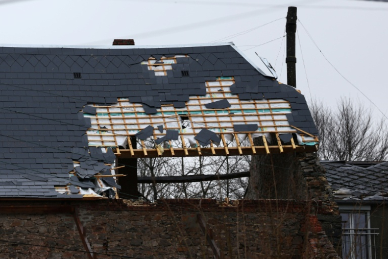 Une maison endommagée par des rafales de vent à Cousolre, près de Maubeuge, dans le Nord, le 17 février 2026 ( AFP / Sameer AL-DOUMY )