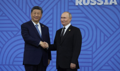 Le président russe Vladimir Poutine salue le président chinois Xi Jinping lors d'une cérémonie officielle d'accueil des chefs de délégation au sommet des BRICS à Kazan, en Russie, le 23 octobre 2024 ( POOL / MAXIM SHIPENKOV )