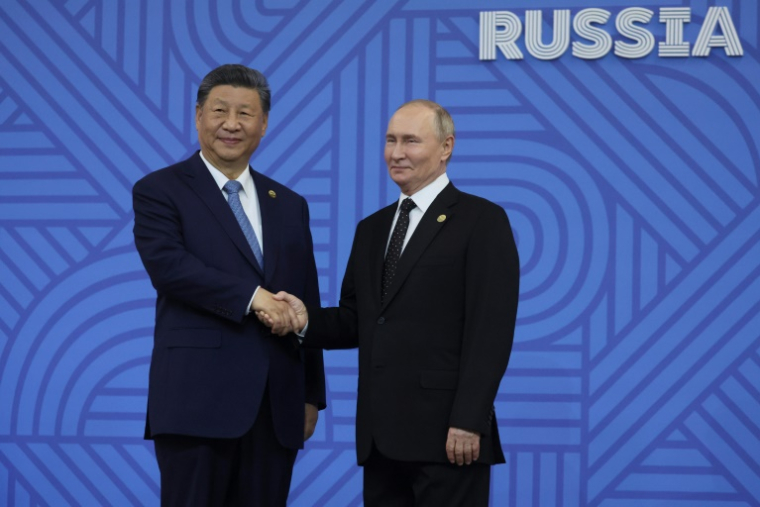 Le président russe Vladimir Poutine salue le président chinois Xi Jinping lors d'une cérémonie officielle d'accueil des chefs de délégation au sommet des BRICS à Kazan, en Russie, le 23 octobre 2024 ( POOL / MAXIM SHIPENKOV )