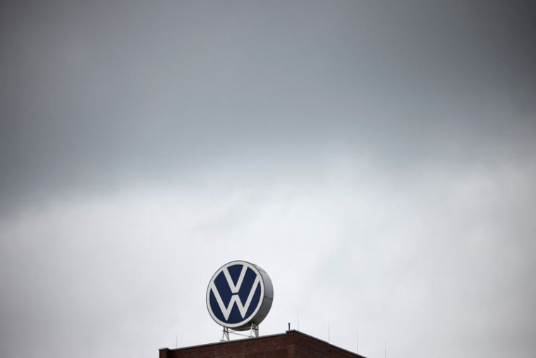 Un logo VW au siège de l'entreprise à Wolfsburg