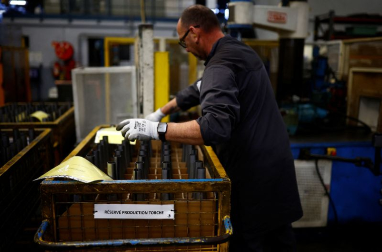 Une chaîne d'assemblage de torches Olympiques à l'usine Guy Degrenne