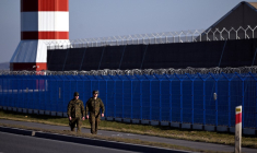 Deux soldats polonais, à l'aéroport de Jasionka (illustration) ( AFP / SERGEI GAPON )