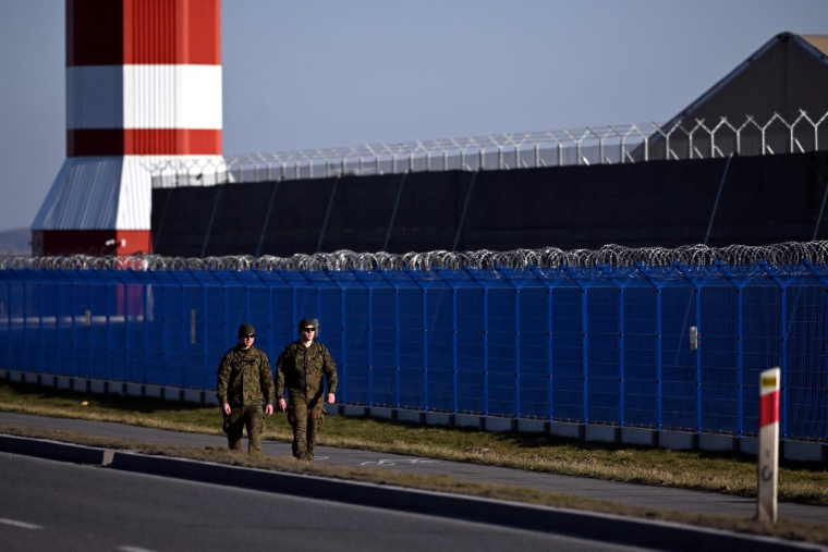 Deux soldats polonais, à l'aéroport de Jasionka (illustration) ( AFP / SERGEI GAPON )
