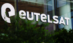 Le logo de l'opérateur européen de satellites Eutelsat est photographié au siège social de l'entreprise à Issy-les-Moulineaux