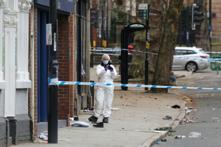 Un agent de la police scientifique relève des indices après qu'un automobiliste a percuté des piétons samedi soir, le 29 mars 2026 à Derby, dans le centre de l'Angleterre ( AFP / Darren Staples )