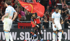 L'attaquant français de Rennes, Ludovic Blas, célèbre son but dans le temps additionnel (90e+1) face à l'Olympique de Marseille au Roazhon Park , le 15 août 2025. ( AFP / FRED TANNEAU )