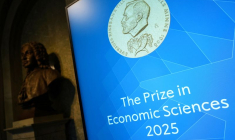 Un écran affiche une image de la médaille du prix Nobel, avant l'annonce du prix Nobel d'économie à l'Académie royale des sciences de Suède, à Stockholm