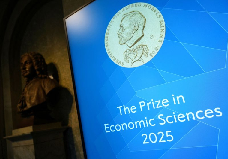 Un écran affiche une image de la médaille du prix Nobel, avant l'annonce du prix Nobel d'économie à l'Académie royale des sciences de Suède, à Stockholm