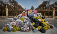 Des sacs de vêtements lors d'une manifestation contre la fast-fashion, à Paris, en mars 2024 ( AFP / KIRAN RIDLEY )