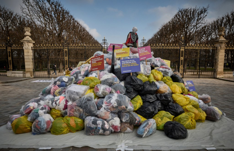Des sacs de vêtements lors d'une manifestation contre la fast-fashion, à Paris, en mars 2024 ( AFP / KIRAN RIDLEY )
