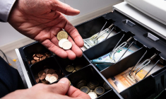 (Quels sont les commerces ou lieux de consommation où vous êtes encore tenu de payer en argent liquide ? - Crédit photo : Adobe Stock)