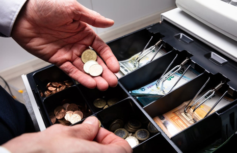 (Quels sont les commerces ou lieux de consommation où vous êtes encore tenu de payer en argent liquide ? - Crédit photo : Adobe Stock)