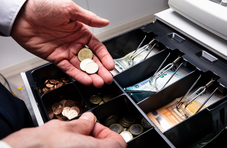 (Quels sont les commerces ou lieux de consommation où vous êtes encore tenu de payer en argent liquide ? - Crédit photo : Adobe Stock)