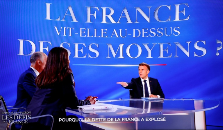 Emmanuel Macron interrogé sur le plateau de TF1 le 13 mai 2025 ( AFP / Ludovic MARIN )