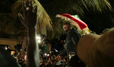 L'ex-Premier ministre sénégalais Ousmane Sonko, acclamé par ses partisans devant son domicile de Dakar après son limogeage, le 23 mai 2026 ( AFP / SEYLLOU )