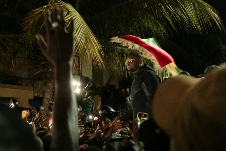 L'ex-Premier ministre sénégalais Ousmane Sonko, acclamé par ses partisans devant son domicile de Dakar après son limogeage, le 23 mai 2026 ( AFP / SEYLLOU )