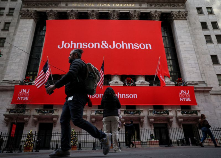 Une bannière Johnson & Johnson est affichée sur la façade de la Bourse de New York (NYSE)