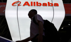 Un homme passe devant le logo d'Alibaba