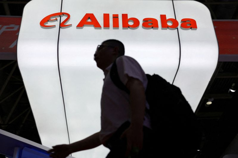 Un homme passe devant le logo d'Alibaba