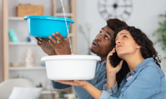 (Couple confronté à une fuite d'eau dans son logement en colocation - Crédits photo : Adobe Stock)