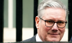 Le Premier ministre britannique Keir Starmer le 19 novembre 2025 à Londres sur le perron de Downing Street ( AFP / CARLOS JASSO )