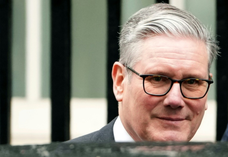 Le Premier ministre britannique Keir Starmer le 19 novembre 2025 à Londres sur le perron de Downing Street ( AFP / CARLOS JASSO )