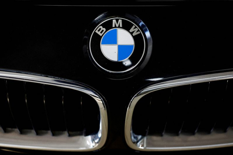Le logo de BMW est visible à l'intérieur d'une concession automobile à Nimègue