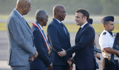 Gabriel Serville, président de la Collectivité Territoriale de Guyane, et le président français Emmanuel Macron en Guyane le 25 mars 2024. ( AFP / LUDOVIC MARIN )