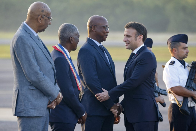 Gabriel Serville, président de la Collectivité Territoriale de Guyane, et le président français Emmanuel Macron en Guyane le 25 mars 2024. ( AFP / LUDOVIC MARIN )
