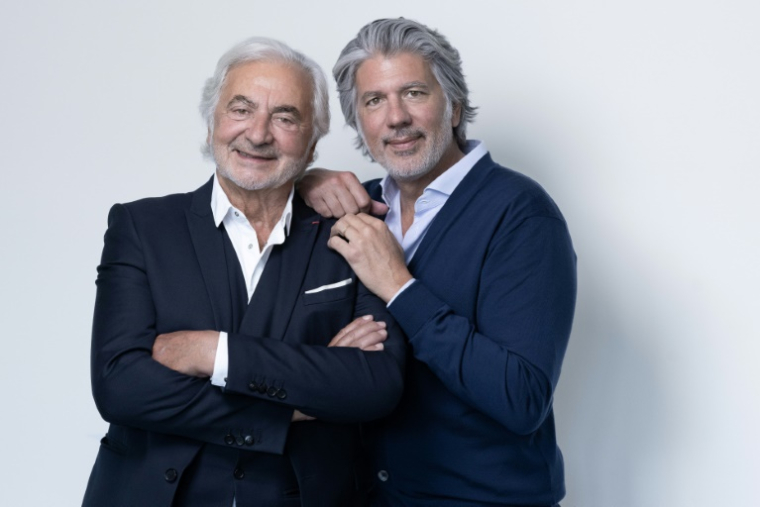 Le coiffeur français Franck Provost (à gauche) et son fils Fabien Provost (à droite) lors d'une séance photo à Neuilly-sur-Seine, à Paris, le 6 mai 2025 ( AFP / JOEL SAGET )
