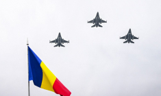 Trois F-16 de l'armée de l'air roumaine, le 1er décembre 2023, à Bucarest (illustration) ( AFP / DANIEL MIHAILESCU )