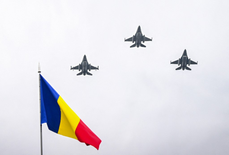 Trois F-16 de l'armée de l'air roumaine, le 1er décembre 2023, à Bucarest (illustration) ( AFP / DANIEL MIHAILESCU )
