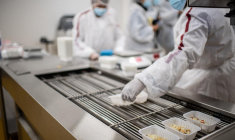 Préparation de repas chez Elior à Epône (Yvelines) ( AFP / MARTIN BUREAU )
