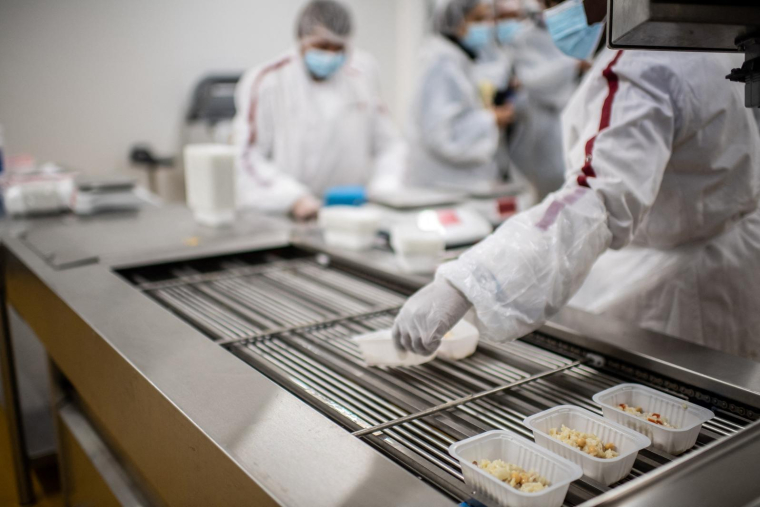 Préparation de repas chez Elior à Epône (Yvelines) ( AFP / MARTIN BUREAU )