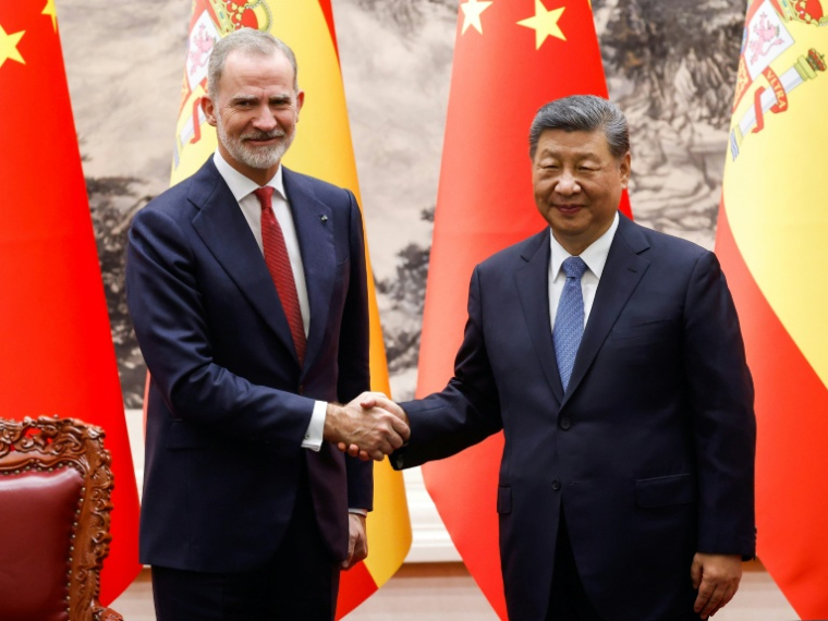 Le roi d'Espagne Felipe VI (g) et le président chinois Xi Jinping lors d'une cérémonie de signature au Palais du Peuple à Pékin, le 12 novembre 2025 ( POOL / Maxim Shemetov )