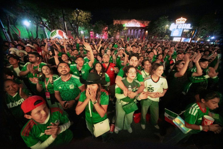 Des supporters mexicains massés dans une fan zone à Guadalajara pour assister au deuxième match du Mexique au Mondial face à la Corée du Sud, le 18 juin 2026 ( AFP / RUTH ROSAS )