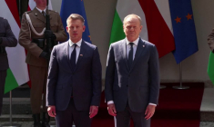 Le PM hongrois Magyar et son homologue polonais Tusk lors d'une cérémonie à Varsovie