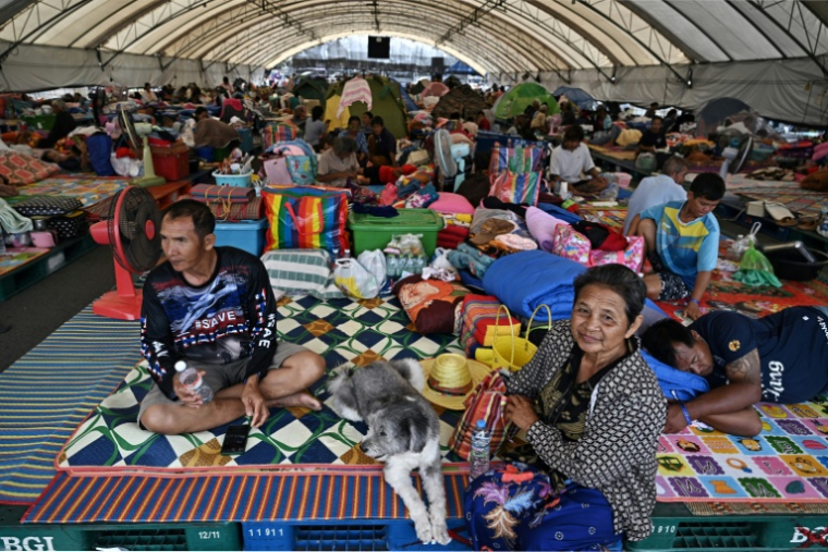 Un camp pour personnes déplacées dans la province thaïlandaise de Buriram, à la frontière avec le Cambodge, le 13 décembre 2025 ( AFP / Lillian SUWANRUMPHA )