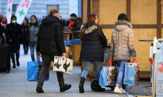 Des acheteurs près d'un centre commercial à Berlin