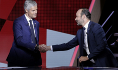 Edouard Philippe, à droite, alors Premier ministre, serre la main de Laurent Wauquiez, à gauche, alors président du parti Les Republicains, durant "L'émission politique" sur France 2 le 27 septembre 2018 à Saint-Cloud, dans les Hauts-de-Seine ( AFP / Geoffroy VAN DER HASSELT )