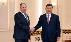 Photo diffusée sur le compte Telegram du ministère russe des Affaires étrangères, le 15 avril 2026, montrant le ministre russe des Affaires étrangères, Sergueï Lavrov (g) et le président chinois Xi Jinping à Pékin ( RUSSIAN FOREIGN MINISTRY / Handout )