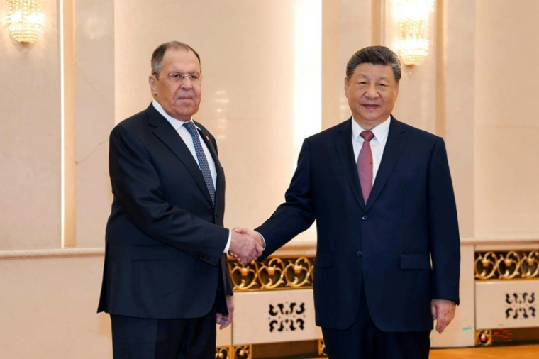 Photo diffusée sur le compte Telegram du ministère russe des Affaires étrangères, le 15 avril 2026, montrant le ministre russe des Affaires étrangères, Sergueï Lavrov (g) et le président chinois Xi Jinping à Pékin ( RUSSIAN FOREIGN MINISTRY / Handout )