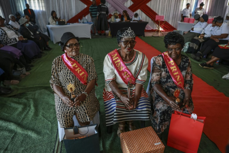 Les trois lauréates du concours de beauté réservé aux grands-mères à Thokoza, en Afrique du Sud le 13 mai, de gauche à droite: la deuxième dauphine Alinah Tshonisile, 77 ans, la gagnante Margaret Fatyela, 78 ans, et la première dauphine Lidia Mokoena, 81 ans ( AFP / Phill Magakoe )