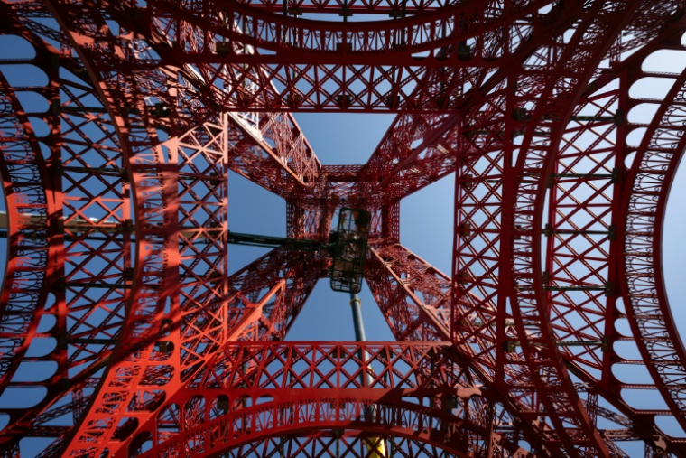 Des ouvriers installent une partie de la réplique de la tour Eiffel à l'échelle 1/10e à Sainte-Croix-aux-Mines, le 26 août 2025 dans le Haut-Rhin ( AFP / SEBASTIEN BOZON )